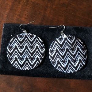 Shell pierced earrings